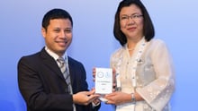 Dr Noraine P. Medina receiving the Animal Welfare Award for Asia 