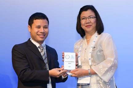 Dr Noraine P. Medina receiving the Animal Welfare Award for Asia 