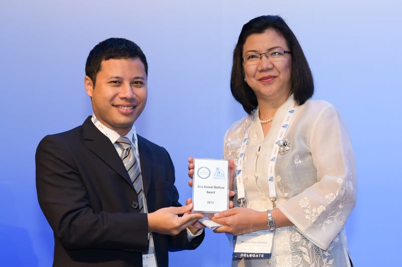 Dr Noraine P. Medina receiving the Animal Welfare Award for Asia