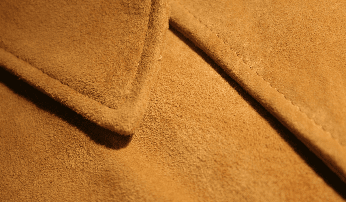 A suede collar.